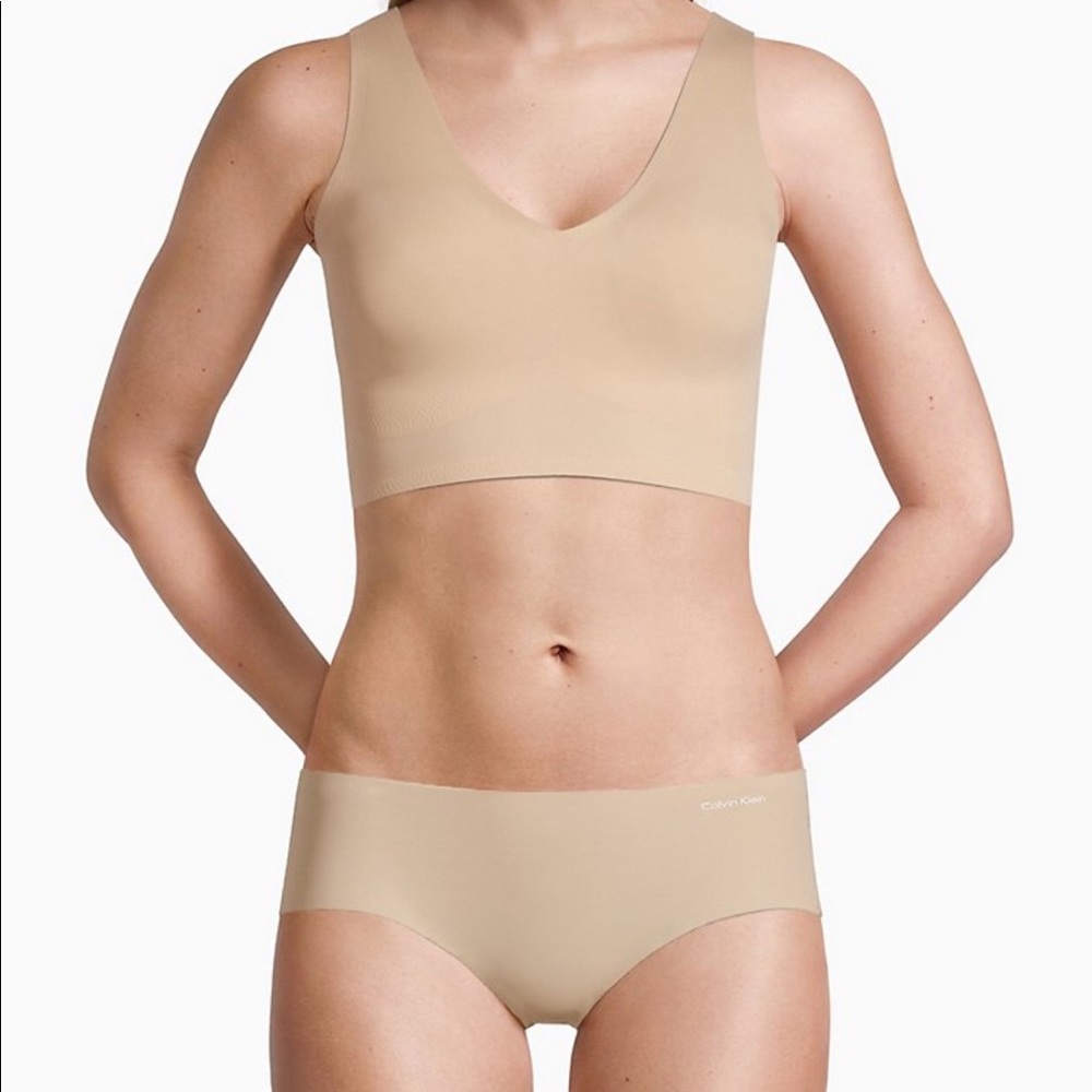 NWT INVISIBLES LIGHTLY LINED V-NECK BRALETTE